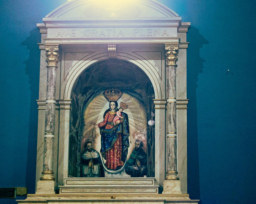 La madre María es fortaleza y mano de Dios. A través de la oración, nos enseña a perdonar, así como ella perdonó a quienes la lastimaron. Con la ayuda del poder divino, fortaleció su espíritu y alcanzó la paz interior. Nos invita a acudir a ella cuando el