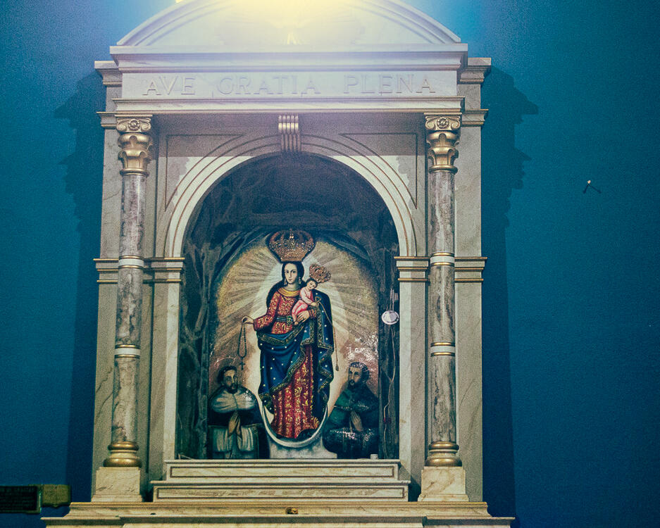 La madre María es fortaleza y mano de Dios. A través de la oración, nos enseña a perdonar, así como ella perdonó a quienes la lastimaron. Con la ayuda del poder divino, fortaleció su espíritu y alcanzó la paz interior. Nos invita a acudir a ella cuando el