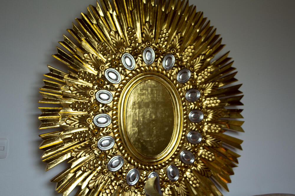 El Santísimo, por medio de la oración, toca nuestra alma con su paz y bendición, transformando también nuestro hogar. En su amor, nos concede el regalo de la vida, no solo para vivirla, sino para aprender de nuestros errores y crecer en sabiduría espiritua