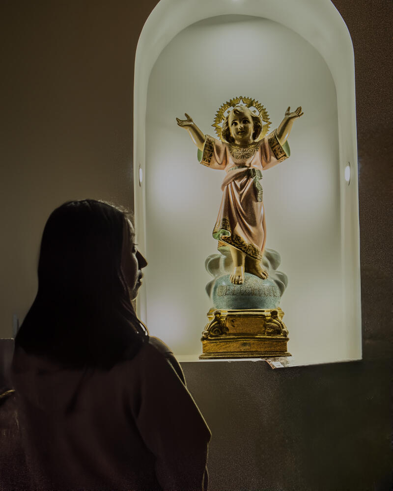 Ante la imagen del Niño Jesús, recordamos que Dios protege y rescata lo más puro que hay en nosotros: nuestro niño interior. Él nos invita a ver la vida con alegría, incluso cuando el peligro nos acecha y cuando alguien intenta violentar nuestra paz. Su lu